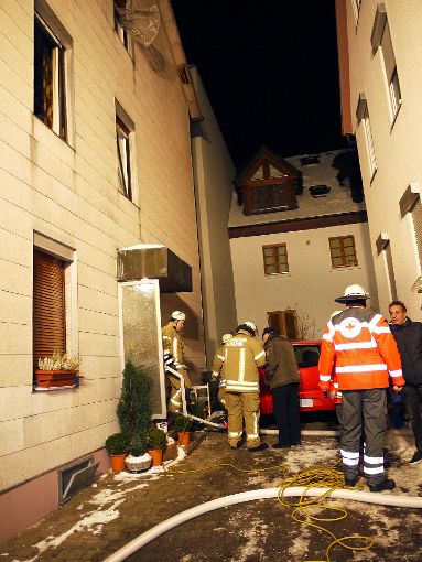 Nachdem sie den Brand schnell gelöscht hatte, belüftete die Feuerwehr das Haus in der Ebinger Pfarrstraße.  Foto: Eyrich