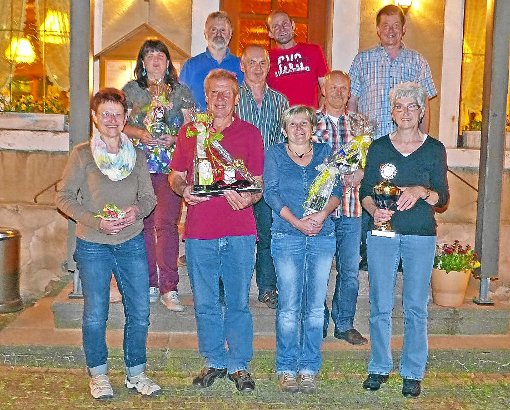 Die bewährte Vorstandschaft und die erfolgreichen Kegler der Sportgemeinschaft Frohnbach-Gelbach freuen sich. Foto: Haas Foto: Schwarzwälder-Bote