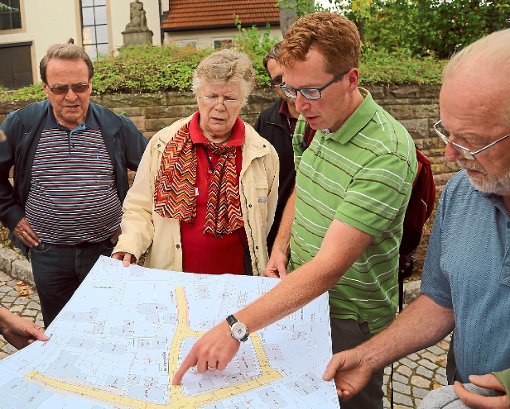 Jettingens Bürgermeister Hans Michael Burkhardt hatte zum neunten Mal zu einem Spaziergang eingeladen, um die Bürger über aktuelle Projekte zu informieren.  Foto: Priestersbach Foto: Schwarzwälder-Bote