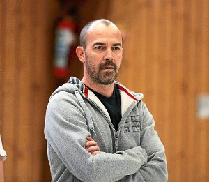 Dieter Maute vom RSV Tailfingen gibt zum 14. Mal bei einer Hallenrad-WM als Bundestrainer die Anweisungen.  Foto: Kara