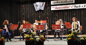 Jugendorchester (links) und Hauptorchester des Schwarzwaldecho begeistern ihre Zuhörer. Fotos: Anton Foto: Schwarzwälder-Bote