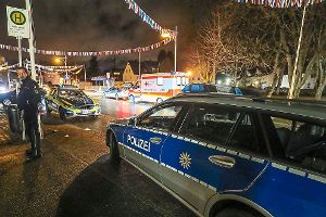 Zahlreiche Kräfte der Polizei eilten nach einem bewaffneten Übergriff auf einen Mann nach Bad Dürrheim. Das Opfer wurde verletzt ins Klinikum gebracht. Foto: Eich