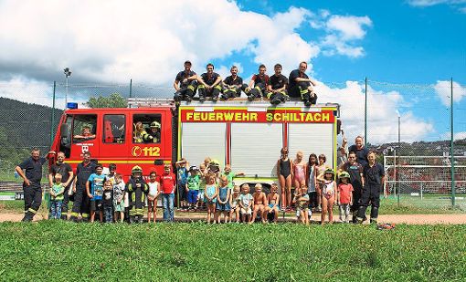 Das Löschfahrzeug hat es den Kindern besonders angetan. Foto: Feuerwehr Foto: Schwarzwälder-Bote