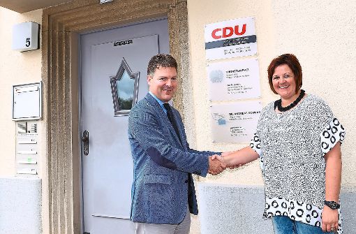 Andreas Schwab begrüßt Elke Weis Foto: CDU Foto: Schwarzwälder-Bote