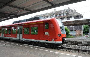 Das Warten auf eine besser ausgebaute Gäubahn (Foto: ein Zug im Bahnhof Eutingen) geht weiter. Doch über den Zeitplan des Ausbaus sind sich DB AG und Interessenverband einig. Foto: Hopp