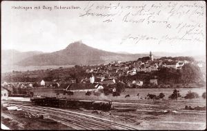 Günther Klebes hat eine Postkarte mit einer historischen Aufnahme  ersteigert, die einen Dampfzug vor Hechinger Kulisse zeigt. Der Sammler besitzt  über 600 Karten mit Eisenbahnmotiven. Foto: Schwarzwälder-Bote