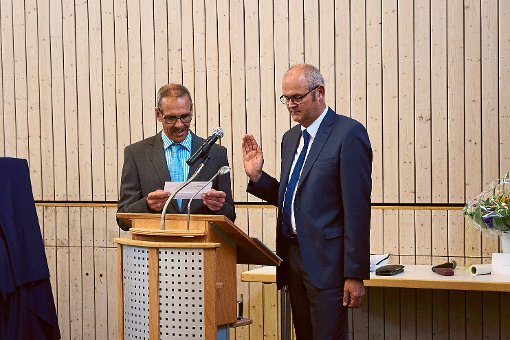 Bürgermeisterstellvertreter Peter Kaiser (links) übergibt die Amtskette an den neuen Bürgermeister Rudolf Fluck.  Foto: Hettich-Marull Foto: Schwarzwälder-Bote