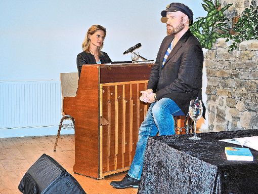 Tim Boltz, begleitet von Corinna Fuhrmann am Klavier,  brillierte in der Kulturscheune mit seinem Bühnenprogramm Rüden haben kurze Beine. Foto: Meschkan Foto: Schwarzwälder-Bote