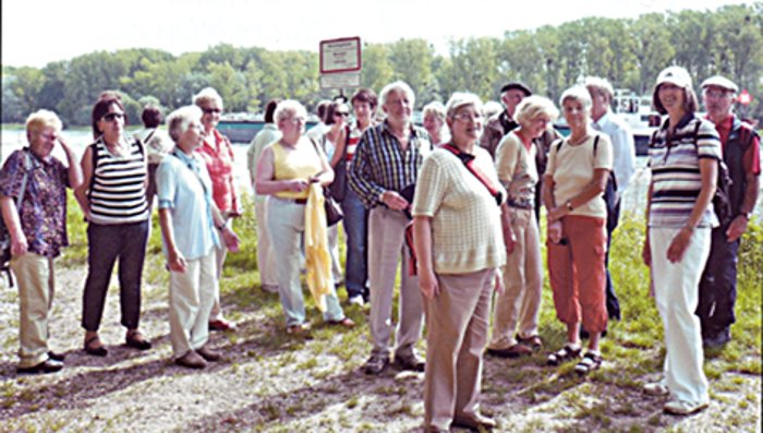 Teilnehmer wandern in der Pfalz