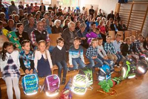 Mit 15 neuen Schülern wurde an der Schule Neukirch eine außergewöhnlich große Klasse eingeschult, entsprechend voll besetzt mit Angehörigen war auch die Sporthalle bei der Feier. Foto: Heimpel Foto: Schwarzwälder-Bote