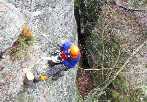 Eng an der glatten Felswand: Der Einsatz der Bergwacht mit der Motorsäge erforderte Technik und Präzision. Foto: Gegenheimer