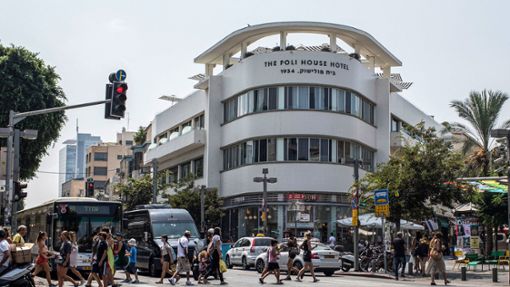 Impression aus der „White City“ –Tel Aviv in Israel: An einer Kreuzung in der Innenstadt steht dieses dampferförmige „Polishuk House“, ein Gebäude von Architekt Shlomo Liaskowski  aus dem Jahr 1934, saniert und heute als Hotel geführt. Foto: dpa/Ilia Yefimovich