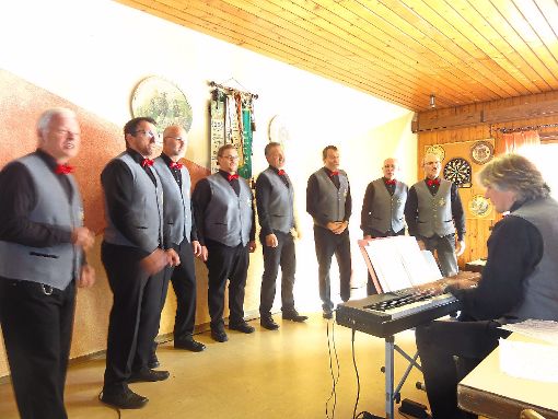 Der Männerchor der Sängerabteilung des Schwarzwaldvereins Bad Teinach-Zavelstein sang beim Herbstfest der Schützenkameradschaft Sommenhardt. Foto: Schillaci Foto: Schwarzwälder-Bote
