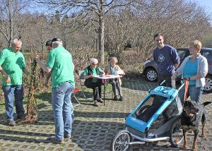 Der Obst- und Gartenbauverein kümmerte sich um die Übergabe der Pflanzen am Klosterweiher-Parkplatz.  Foto: Vaas Foto: Schwarzwälder-Bote