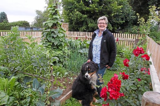 Margret Raible freut sich auf Besucher, denen sie die Vielfalt eines Bauerngartens zeigen und erklären kann.  Foto: Müssigmann