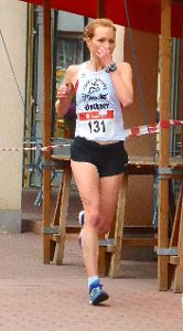 Nora Kusterer vom SV Oberkollbach lief in Leipzig neuen     Kreisrekord im Halbmarathon. Im Ziel hatte sie als Siegerin der Frauenkonkurrenz  rund acht Minuten Vorsprung auf die Zweitplatzierte Foto: Schwarzwälder-Bote