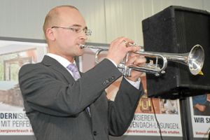 Mit seiner Trompete bereichert Bürgermeister Martin Ragg das Programm.  Foto: Bantle Foto: Schwarzwälder-Bote