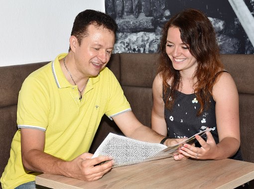 Ralf Geiger und seine Tochter Antje Schleicher begutachten das Manuskript, bevor es in den Druck geht.   Foto: Siegmeier Foto: Schwarzwälder-Bote