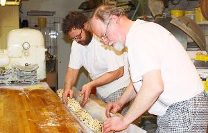 Conrad und sein Vater Joachim Lehmann beim Zubereiten des Stollens. Foto: G. Wegner Foto: Schwarzwälder-Bote