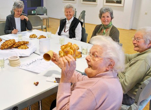 Würfeln um Mürbgebäck: Die Nachbarschafts-Helferinnen bereiten den Senioren ein paar schöne Stunden. Foto: M. Bernklau Foto: Schwarzwälder-Bote