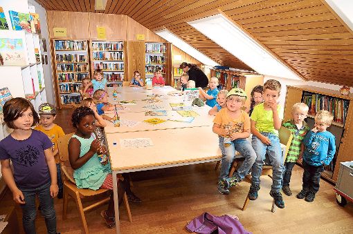 Nach dem Bilderbuch-Kino findet man noch Bücher im Gemeindehaus. Foto: Ziechaus Foto: Schwarzwälder-Bote