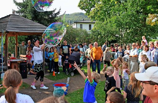 Clown Frohnella beeindruckte die Zuschauer bei der Geburtstagsfeier des Kindergartens der Haslacher Carl-Sandhaas-Schule mit schillernden Seifenblasen. Foto: Störr