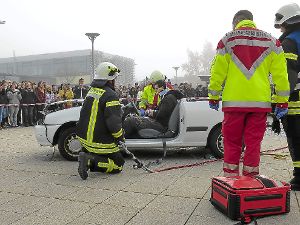 Die Rettung von Personen aus einem Auto wurde bei der Großübung demonstriert. Foto: Hug Foto: Schwarzwälder-Bote