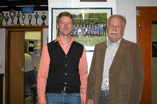 Alexander Buße (links) tritt als Vorsitzender des FV Ahldorf die Nachfolge von Dieter Hank an.  Foto: Tischbein Foto: Schwarzwälder-Bote