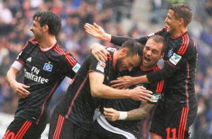 Der Hamburger Heiko Westermann (Mitte) jubelt nach dem Treffer zum 0:1 zusammen mit Gojko Kacar (l-r), Pierre-Michel Lasogga und Ivo Ilicevic. Foto: dpa