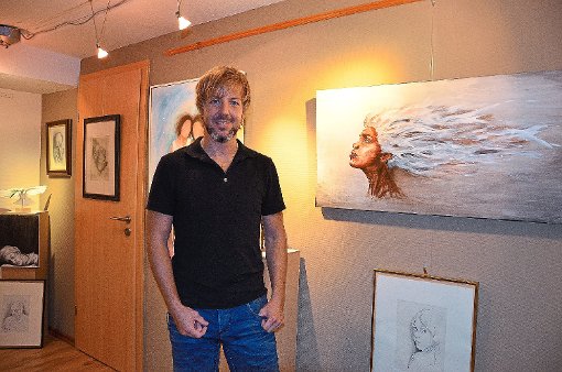 Robert Skabla in seinem Atelier, durch das er gerne interessierte Besucher führt.   Foto: Kaletta Foto: Schwarzwälder-Bote