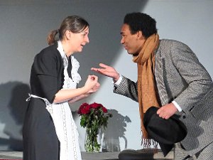 In der Neuen Welt trifft Lorle Waidele (Birgit Heintel) auf den Musicalsänger Cassius Hollyday (Maurice Bajohr). Foto: Köncke Foto: Schwarzwälder-Bote