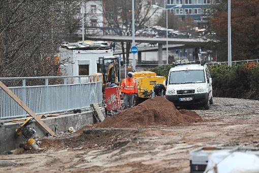 Die Arbeiten an der Brücke Schwenninger Straße in Villingen werden fortgesetzt. Die Sanierung soll in diesem Jahr abgeschlossen sein.   Foto: Eich