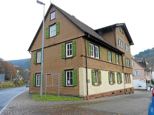 Bis im Sommer nächsten Jahres soll das alte Krankenhaus in Alpirsbach an der Ecke Torgasse/Bundesstraße 294 zu einer Begegnungsstätte der türkisch-islamischen Gemeinde umgebaut sein.  Foto: Wiegert