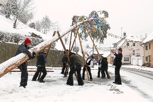 Unter Schneegestöber und mit vereinten Kräften wird der Narrenbaum aufgestellt.     Foto: Ketterer Foto: Schwarzwälder-Bote