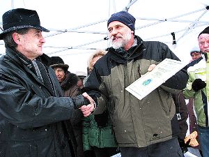 Das Premium-Gütesiegel: OB Jürgen Gneveckow (links) erhält die Urkunde vom Wanderinstitutsvorsitzenden Klaus Erber. Foto: Schwarzwälder-Bote