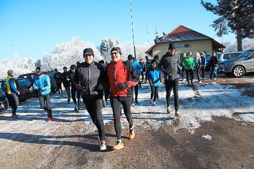 Rund 50 Läufer nahmen am Samstag bei strahlendem Winterwetter am 16. Silvesterlauf des FSV Schwenningen teil.  Fotos: Heinig Foto: Schwarzwälder-Bote