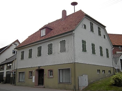 Das frühere Oberkollwanger Rathaus an der Teinachstraße soll verkauft werden.  Foto: Stocker Foto: Schwarzwälder-Bote