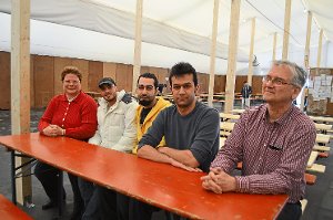 Die Flüchtlinge Maher Ayoub, Hany Yaghmow und Sulaiman fühlen sich durch die Betreuung von Sabine Bollacher und Michael Scheuermann (rechts) vom Regierungspräsidium Freiburg sehr wohl.  Foto:  Bloss