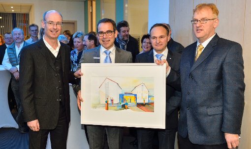 Jürgen Speck (von links), Harald Queisser, Burkhard Hellstern und Christof Kreidler freuen sich über den gelungenen Umbau der Raiffeisenbank Horb.  Foto: Morlok Foto: Schwarzwälder-Bote