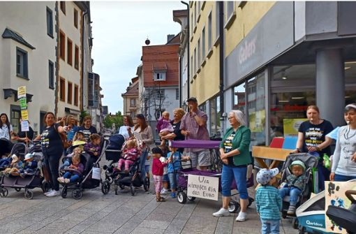 Tagesmütter protestieren in der Villinger Innenstadt. Foto: Huber