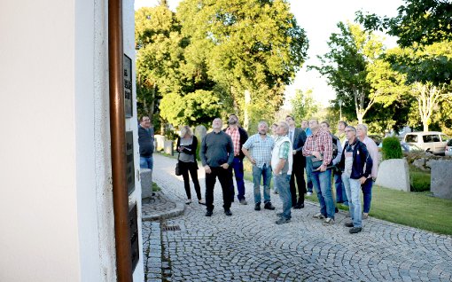 Einen prüfenden Blick warfen die  Ratsmitglieder auf den  Glockenturm der alten Friedhofskapelle in Schönwald. Foto: Kommert Foto: Schwarzwälder-Bote