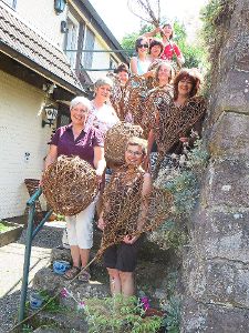 Mit Annette Ohnmacht freuen sich acht Frauen des Bösinger Albvereins über einen sinnstiftenden Kreativtag beim Burgstüble nahe der Hohenschramberg.  Foto: Hezel Foto: Schwarzwälder-Bote