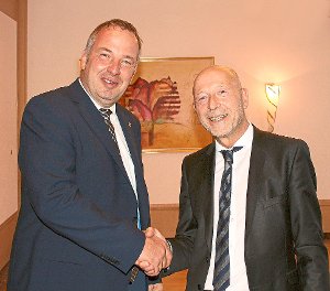Ekkehard Haase (rechts) übergab das Präsidentenamt an Michael Heinold. Foto: Lions Club Foto: Schwarzwälder-Bote