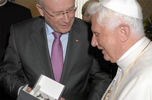 Neben einer Uhr, die ihm seine Schwester vererbte, besitzt Papst Benedikt eine weitere Junghans, die ihm Volker Kauder überreichte. Foto: Schwarzwälder Bote