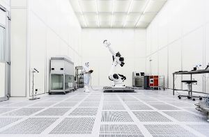 Roboter in Reinraum beim Stuttgarter Fraunhofer-IPA-Institut Foto: Fraunhofer IPA