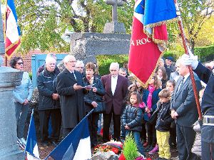 Bürgermeister Albert Schindler bei der Ansprache auf dem Friedhof in La Roche Blanche. Sein französischer Kollege, Bürgermeister Gérard Vialat, ist rechts im Bild. Fotos: Gaus Foto: Schwarzwälder-Bote