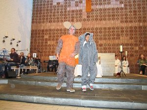 Die Maus und der Elefant durften beim Jugendgottesdienst in Pfaffenweiler, der an die Sendung mit der Maus angelehnt war, nicht fehlen.  Foto: Busse Foto: Schwarzwälder-Bote