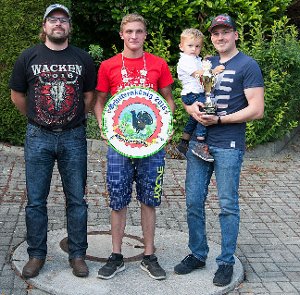 Die erfolgreichen Riedböhringer Schützen (von links): Daniel Schmid, Michael Greif und Tobias Bausch mit Felix.  Foto: Degen Foto: Schwarzwälder-Bote