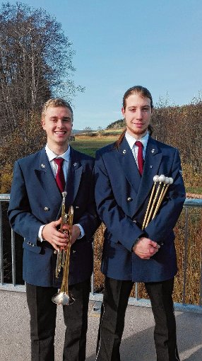 Die beiden Musiker Dominik Paar (Trompete) und Friedhelm Mayer (Schlagwerk)  haben das Leistungsabzeichenprüfung in Gold erworben.  Foto: Verein Foto: Schwarzwälder-Bote