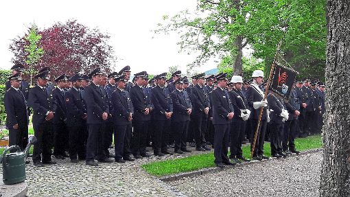Ehrenwache für den Ehrenkommandanten: Zahlreiche Feuerwehrkameraden nehmen am Grab von Joachim Wicher auf dem Stadtfriedhof Abschied. Foto: Vollmer Foto: Schwarzwälder-Bote